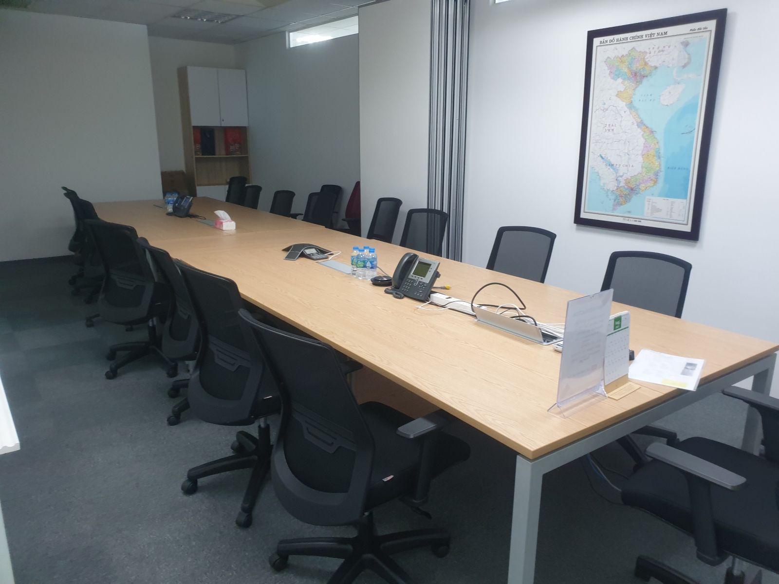 Nhân viên bốc dỡ tháo dỡ nội thất bàn ghế văn phòng cũ nhanh chóng